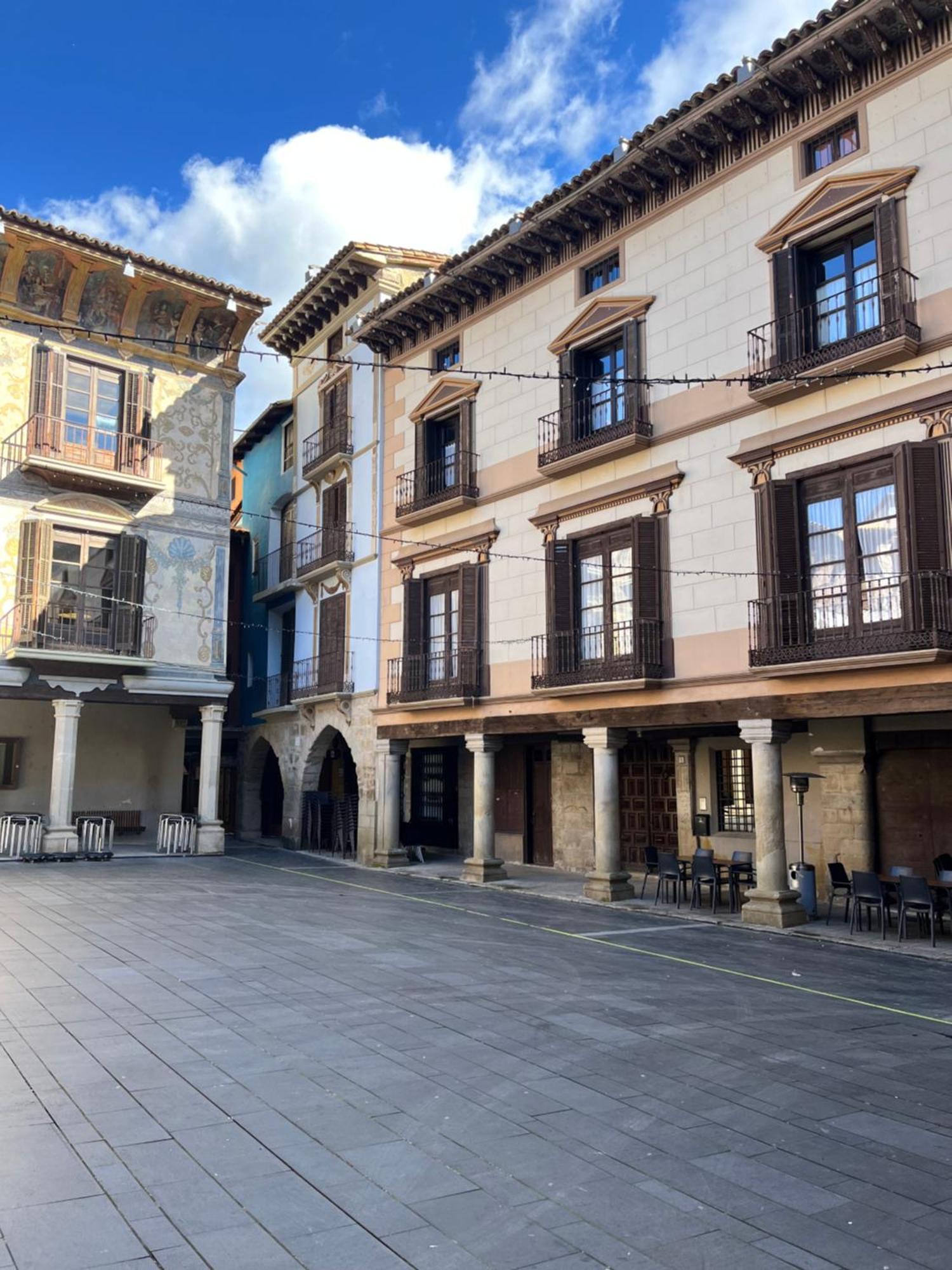 Apartamentos Angelus Plaza Mayor De Graus Dış mekan fotoğraf